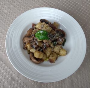 Gnocchi with red wine and mushrooms